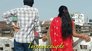 छत पर टहल रही पड़ोसी की नई-नवेली दुल्हन को पटाकर चोद ड़ाला